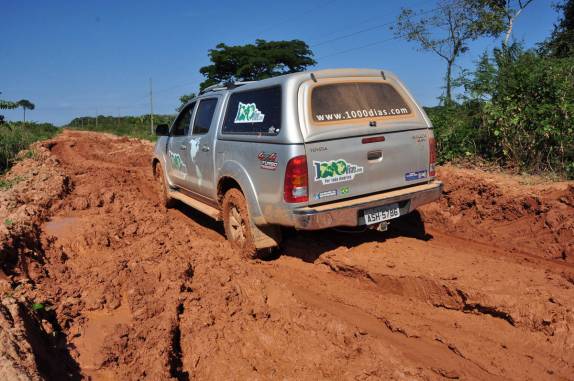 A Fiona enfrenta a lama nos piores trechos da BR-319, logo após a cidade de Realidade, já não muito distante do asfalto e da cidade de Humaitá, no Amazonas